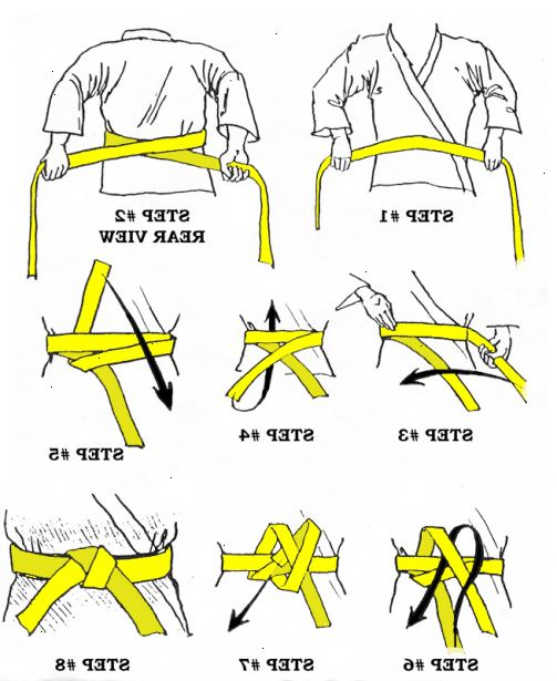 Hvordan å knytte en karate belte. Begynn med å plassere beltet foran kroppen din foran navlen, korte delen av beltet til høyre.