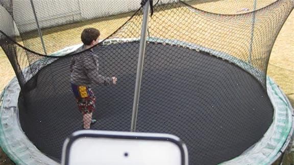 Hvordan å lande en front flip på trampolinen. Å lande en front salto, første trening en tuck hopp.