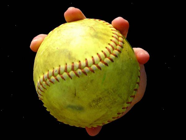 Hvordan å kaste en rask pitch softball. Hvis du er naturlig høyrehendt, holde ballen i høyre hånd med pekefinger, langfinger, ring, og små fingre på en rett søm, mens tommelgrep den rette sømmer på motsatt side av ballen.