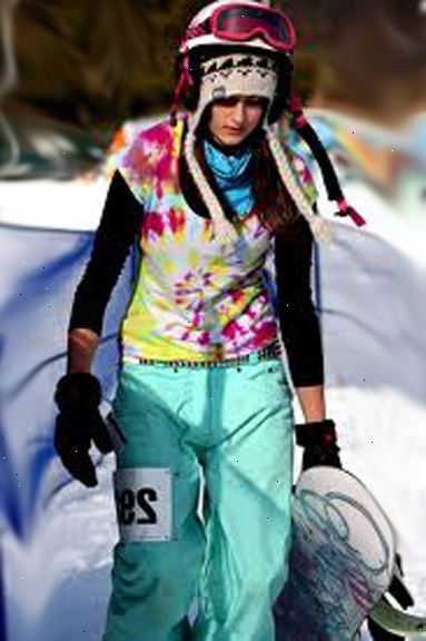 Hvordan å kle på snowboard. Bruk hjelm når du presser deg selv.