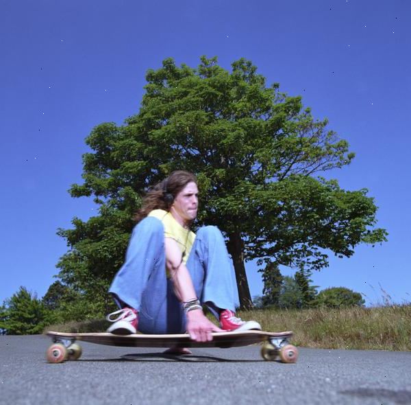 Hvordan å ri nedoverbakke på et skateboard. Lær hvordan du kan stoppe!