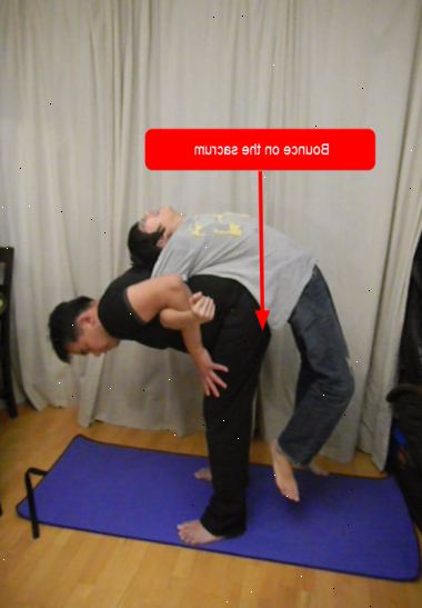 Hvordan knekke ryggen. Prøv å strekke ryggen muskler uten å sprekke ryggraden.
