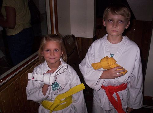 Hvordan å gå videre til et gult belte i amerikansk Kenpo karate. Kjenn dine grunnleggende.