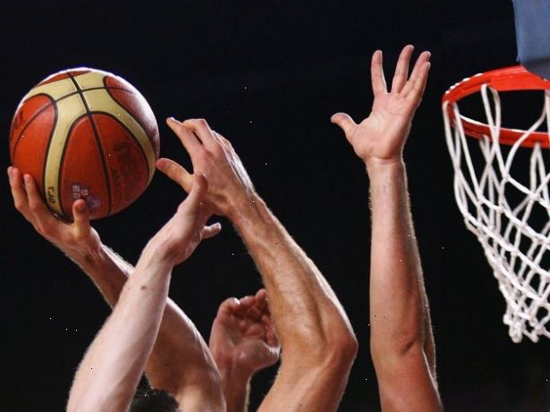 Hvordan å være den beste spilleren på basketballaget. Øv skyting layups med høyre og venstre hånd på begge sider av kurven.