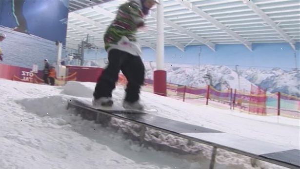 Hvordan gjøre en boardslide på en snowboard. Plukk en liten funksjon (boks eller jernbane) for å lære på.
