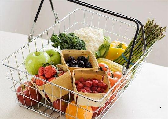 Hvordan å miste mer vekt å spise rå mat. Legg en rå frukt eller (helst en grønnsak) til hvert enkelt måltid.