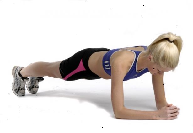 Hvordan du utfører planken trening. Ligge med ansiktet ned på en yoga matte i en push-up posisjon.