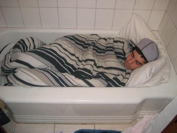 Hvordan å sove i et badekar. Kontroller at badekaret er stort.