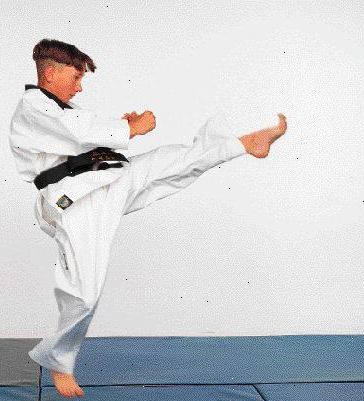 Hvordan du utfører en taekwondo front kick. Anta en naturlig følelse slåss / vokter holdning.