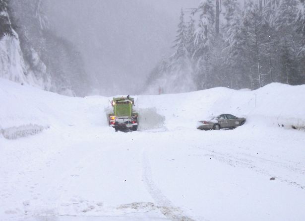 Hvordan overleve en snøstorm. Ikke la bilen stå, eller vil du lett tapt.