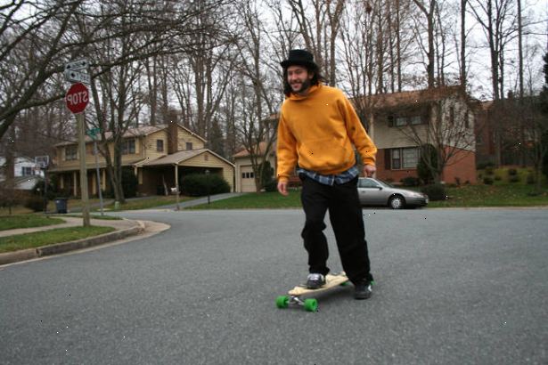 Hvordan å stoppe en skateboard. Går i normal hastighet, bare hoppe ut til siden (minst farlig) av brettet ditt.