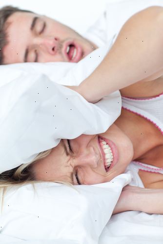 Hvordan å sove når noen er snorking. Rull person på hans eller hennes side.