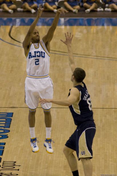 Hvordan bli en bedre basketball skytespill. Husk BIFF (balanse, øye, albue, oppfølging gjennom) når du fotograferer basketball og "legger hånden i kakeboksen" for å hjelpe deg å se din oppfølging gjennom å øke nøyaktigheten.