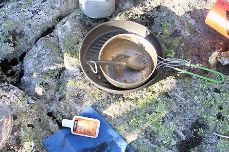 Hvordan du rengjør retter på en campingtur. Smøre et tynt lag med biologisk nedbrytbar såpe på utsiden av før koking.