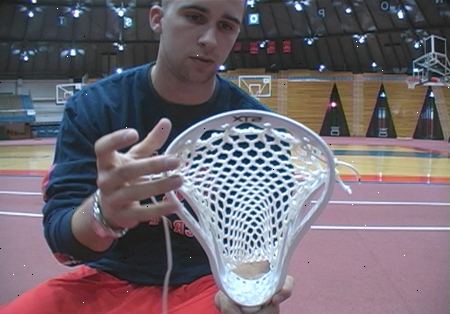Hvordan strengen en lacrosse stick. Brett den øverste raden av mesh over andre rad.