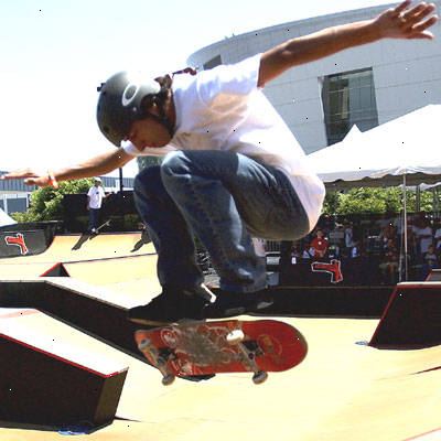 Hvordan å utføre en 360 flip på et skateboard. Vet hvordan du gjør en og BS shove-it.