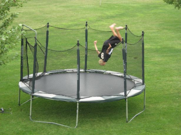 Hvordan backflip på en trampoline. Kontroller at du har noen med deg når du øver dette, som alvorlige skader er meget mulig hvis ting går galt.