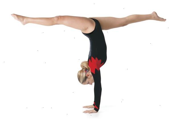 Hvordan gjøre en back bend. Stå med føttene skulder bredde hverandre.