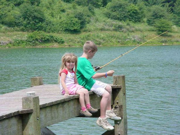 Hvordan ta barna fiske. Kjøp høy kvalitet fiskeutstyr.