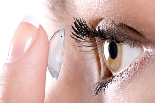 Hvordan ta vare på kontaktlinser. Skaffe kontakter ved å gå til en øyelege, ha øynene sjekket, og bestiller kontaktene på riktig resept.