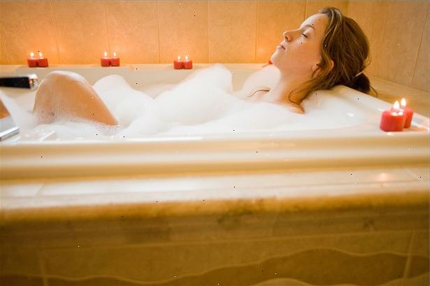Hvordan å slappe av med et varmt bad. Tenk på siste gang du tok et bad, for deg selv å vansmekte i og suge bort stress.