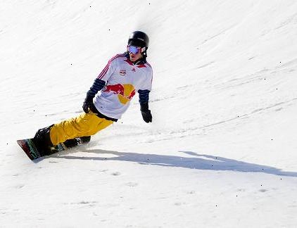 Hvordan gjøre en snowboard tur. Start ut på hælen side med knærne bøyd utover.
