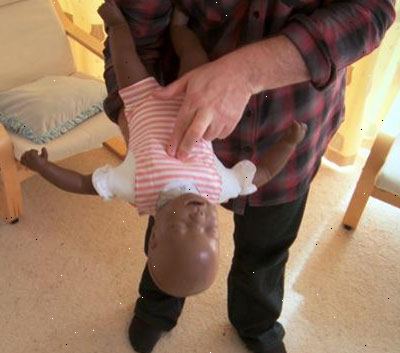 Hvordan gjøre førstehjelp på en kvelende babyen. Se etter følgende tegn på kvelning og ense dem, selv om du ikke vitne barnet å sette noe inn i hans eller hennes munn.