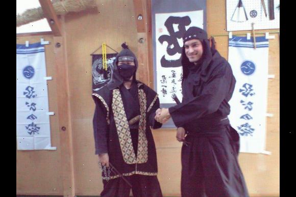 Hvordan lære ninja teknikker. Stealth første, må du kanskje noen klær som passer miljøet rundt deg, med mindre du tror du kan gjøre uten.