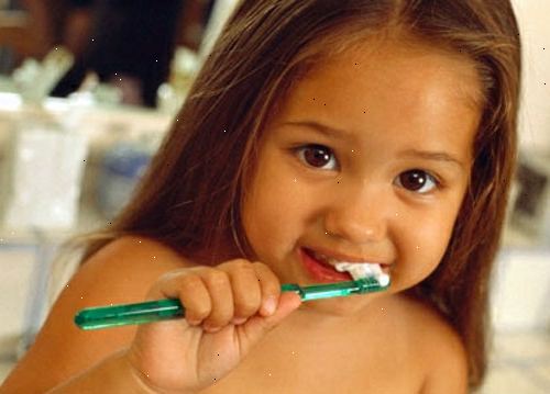 Hvordan holde barna pusser tennene. Sørg for at barnet kan nå vasken.
