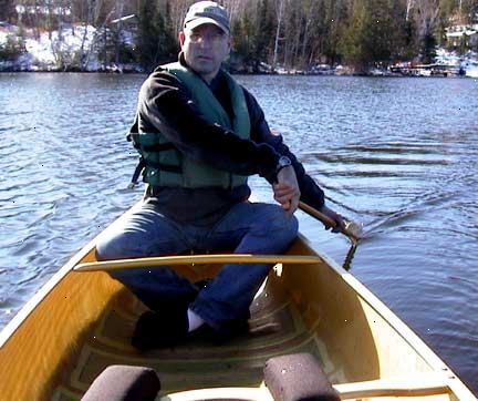 Hvordan padle kano. Kjøpe eller leie riktig utstyr.