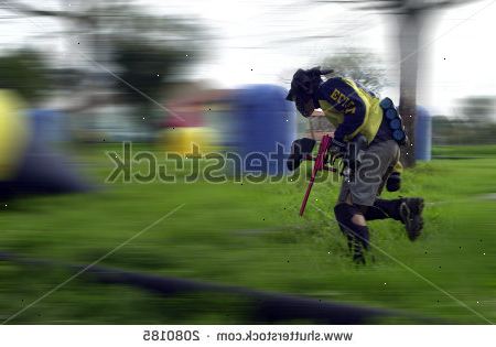 Hvordan starte å spille paintball. Få en god pistol eller vurdere å leie utstyr fra en paintball arena.