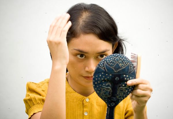 Hvordan å behandle tynt hår. Evaluer din hårtap ved å se på deg selv i et speil.