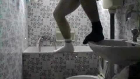 Hvordan bæsj når du står opp på et toalett. Finn toalettpapir og greie det beløpet som du tror vil være nødvendig for å tørke deg selv to eller tre ganger, og til å spyle ned toalettet.