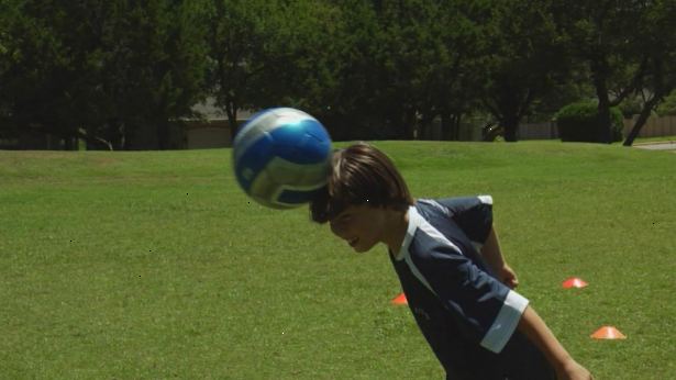 Hvordan lede et fotball. Kaste ballen i luften eller har noen kaste den til deg.