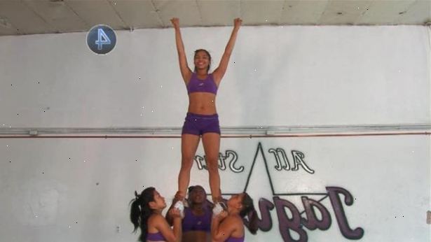 Hvordan gjøre en heis i cheerleading. Kontroller at du har to baser og en front spot, en tilbake spot-og en flyger.