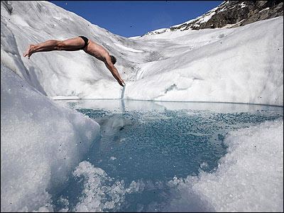 Hvordan å svømme i kaldt vann. Hvis du vet at vannet kommer til å bli kaldt, slitasje din lange svømme shorts eller utslett vakt.