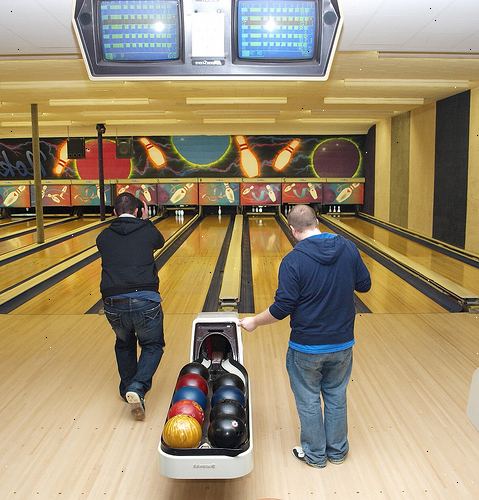 Hvordan du kan forbedre dine bowling score (for avanserte spillere). Hvis du bruker en reaktiv eller partikkel bowling ball og reaksjonen er ikke nok, prøv scooting en eller to planker til høyre.