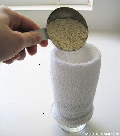 Hvordan lage en ris sokk. Bruk en tykk sportslige typen sokk, så korn vil ikke stikke gjennom.
