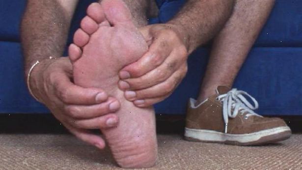 Hvordan man skal håndtere foten kramper. Sette hele kroppsvekten på forsiden av den smertefulle foten så snart du føler begynner det å gjøre vondt.