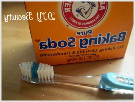 Hvordan å bleke tennene med natron. Fukt tannbørste med litt vann og dyppe den i natron.