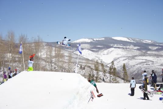 Hvordan gjøre en frontside 360 på snowboard. Inspisere og plukke din hoppe.