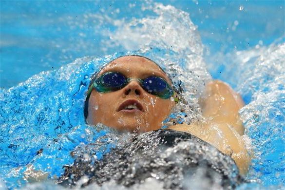 Hvordan å svømme en 50 yard freestyle. Hoppe av startgropen når det starter "pip" går av.