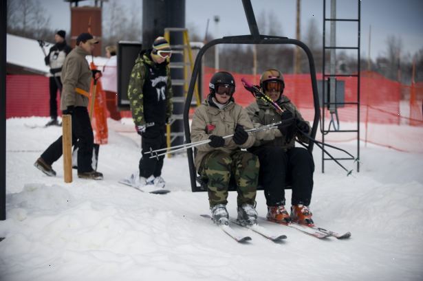 Hvordan komme på en skiheis med en snowboard. Slipp den bakre foten fra dens binding.