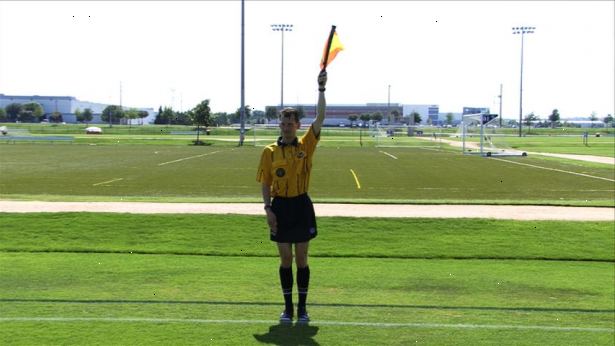 Hvordan forstå fotball assisterende overdommer signaler. Se etter flagget opp.