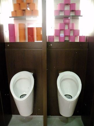 Hvordan å rense et offentlig toalett. Bruk toalettpapir å tørke av setet ren.