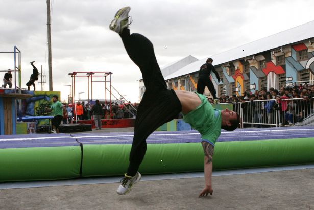 Hvordan bli en ekspert på parkour. Lær hvordan du gjør en skulder roll / judo roll.