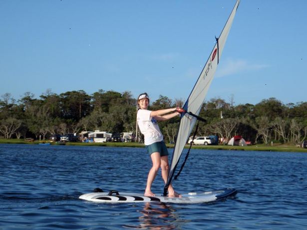 Hvordan å lære grunnleggende windsurfing. Å vite din kit er nyttig som når andre gir deg råd du trenger å vite hva de snakker om.