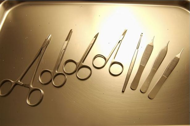 Hvordan å sterilisere medisinske instrumenter. Pass på at instrumentene er fri for alle rester av saken, for eksempel blod eller organisk vev.