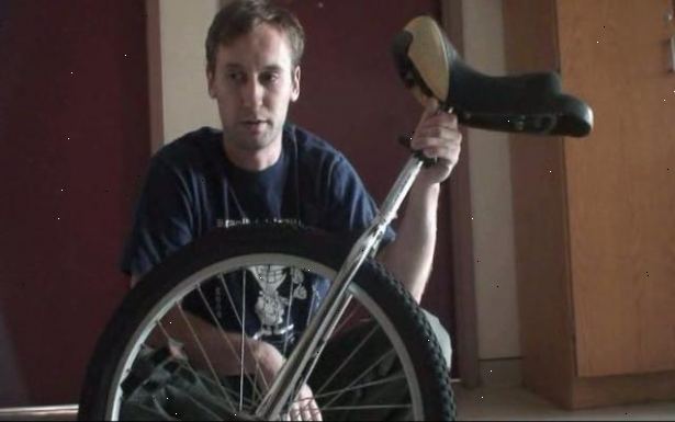Hvordan du monterer en enhjuling. Bruk et rekkverk å legge hånden din på, slik som å balansere deg mens du trår på høyere pedal, mye som når du monterer en sykkel, og trykk ned.