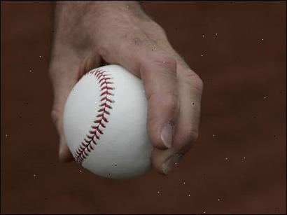 Hvordan å kaste et kutt fastball. Begynn med å ta tak i ballen som du ville brukt en to-søm rask ball.